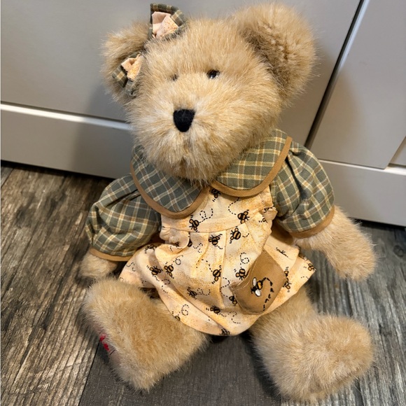 Boyds Bears Other - MS. BEE BEEZLEY-BOYDS BEARS CANADIAN EXCLUSIVE #94299PO The head bean collection